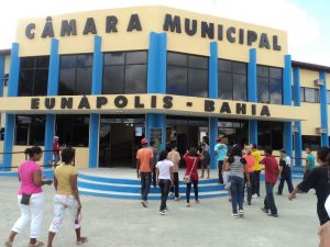 Eunápolis: Moradores vão a Câmara de Vereadores e pedem cassação de prefeito
