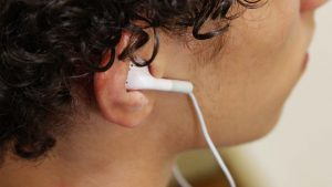 Dia Nacional de Prevenção e Combate à Surdez: Jovens estão perdendo audição por causa de fones de ouvido, alerta conselho