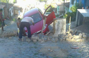 Que susto! carro cai em cratera no bairro Marotinho