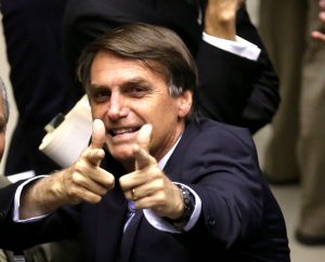 Outdoor de Bolsonaro é instalado em SSA; advogado aponta ilegalidade