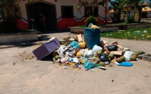 Garis fazem paralisação em Nova Viçosa: sem coleta, lixo acumula