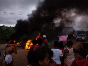 Itamaraju: Moradores do bairro Primavera interditam BA-489 contra fechamento de creche