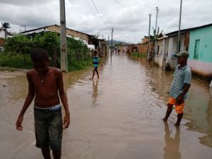 Enchente afeta 129 famílias e deixa mais 35 desabrigadas em Itamaraju, afirma Defesa Civil