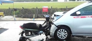 Porto Seguro: Motocicleta fica cravada em táxi após batida na BR-367