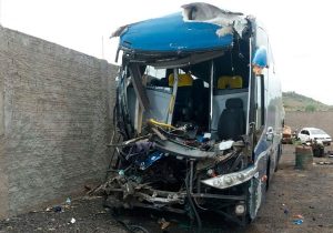 Colisão entre ônibus e carreta mata motorista na Chapada Diamantina