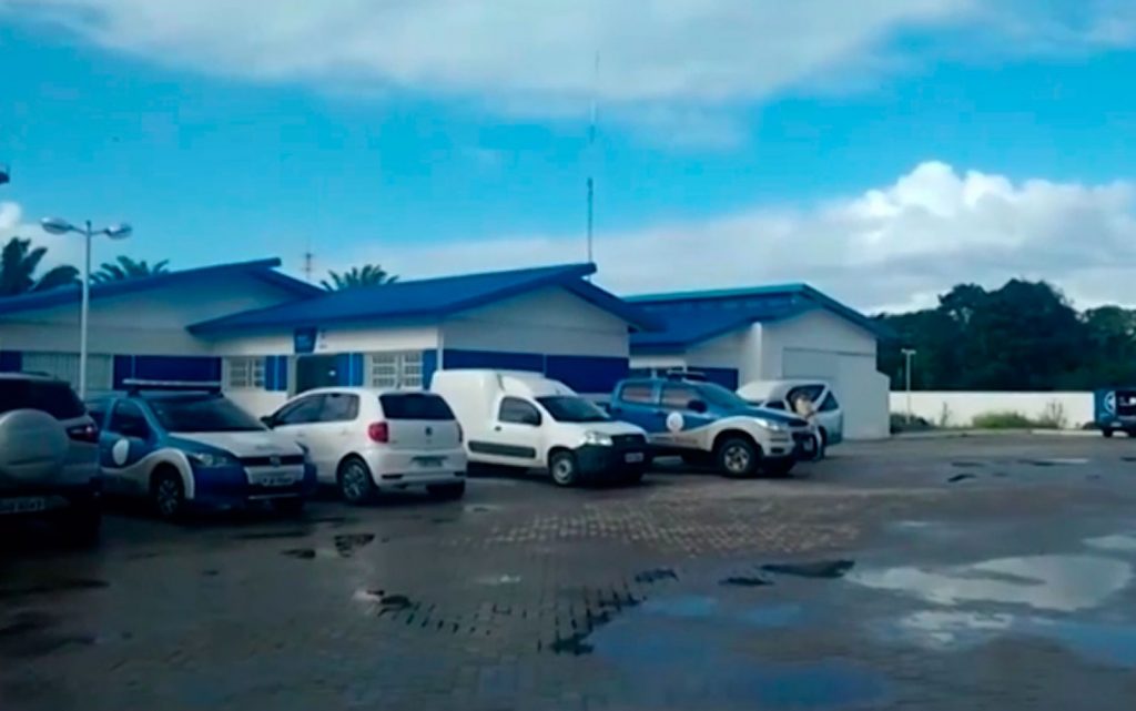 Cinco presos rendem carcereiro e fogem da delegacia de Santa Cruz Cabrália