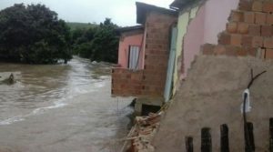 Chuva provoca desabamentos e deixa moradores desalojados em Guaratinga