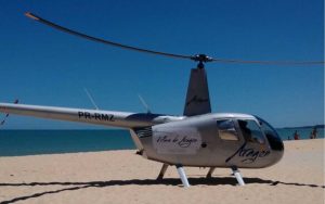 Porto Seguro: Helicóptero faz pouso forçado perto de banhistas em Arraial D’Ajuda