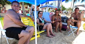 Para fugir dos preços altos, banhistas levam bebidas e comidas para as praias