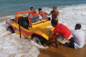 Cabrália: Turistas invadem a praia em Bugre e acabam dentro do mar