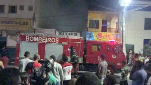 Eunápolis: Incêndio destrói duas lojas em avenida no centro