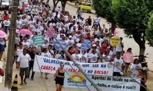 Com 13º atrasado, servidores protestam nas ruas de Guaratinga