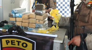 Itamaraju: Mototaxista e parceiro presos com 23 tabletes de maconha, revólver e dinheiro