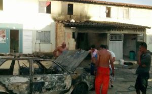 Eunápolis: Incêndio destrói casa e carro na madrugada