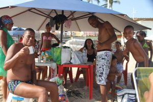 Para fugir dos preços altos, banhistas levam bebidas e comidas para as praias