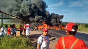 Pró-Lula: MST bloqueia BR-101 nos sentidos Teixeira de Freitas e Eunápolis