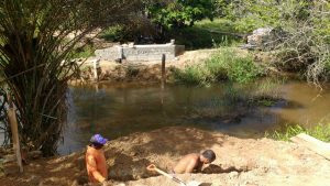 Itamaraju: Cansados de esperar, moradores iniciam construção de ponte em Pirajá