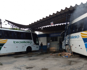 Ônibus da Brasileiro perde o controle invade terminal rodoviário de Itabela