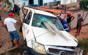 Itagimirim: Caminhonete da Engelmig perde o freio e atinge casa; motorista sai ileso