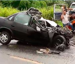 Itabuna: Acidente entre dois carros e um ônibus mata motorista e deixa ao menos 14 feridos