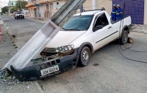 Teixeira: Ladrão rouba carro, bate em poste e foge abandonando o veículo