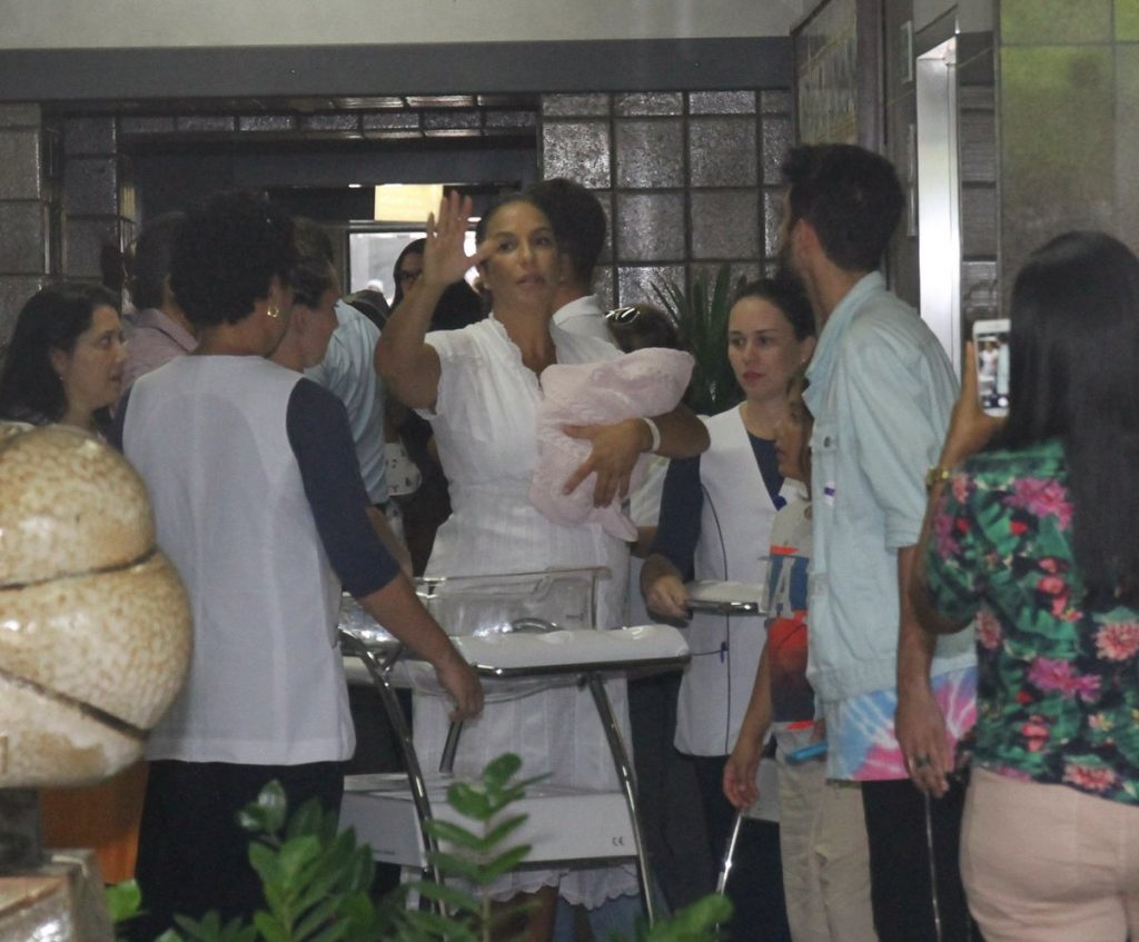 Ivete Sangalo tem alta médica com gêmeas; cantora sai pelo fundo do hospital