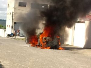 Veiculo pega fogo no centro de Itamaraju