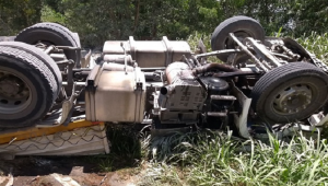 Motorista morre após tombar carreta na BR-101 próximo a Itabela