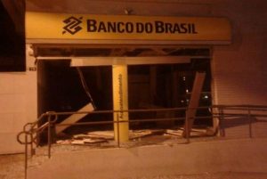 Bandidos explodem duas agências bancárias em Macarani