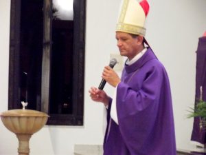 Itamaraju: Fiéis lotam paróquia de Fátima em celebração do bispo da diocese