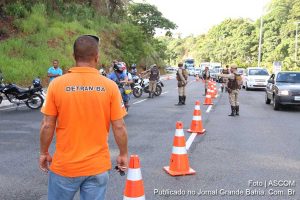 Detran flagra transporte irregular de passageiros no Carnaval de Porto Seguro