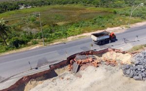 Erosão marinha causa desmoronamento de trecho da BR-367, na orla de Porto Seguro