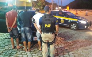 PRF captura dois fugitivos da cadeia de Porto Seguro em blitz na BR-101