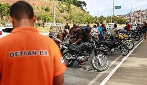 Detran flagra transporte irregular de passageiros no Carnaval de Porto Seguro