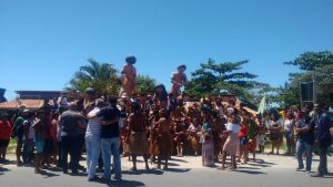 Indígenas protestam em Cabrália para tentar impedir demolição de escultura histórica