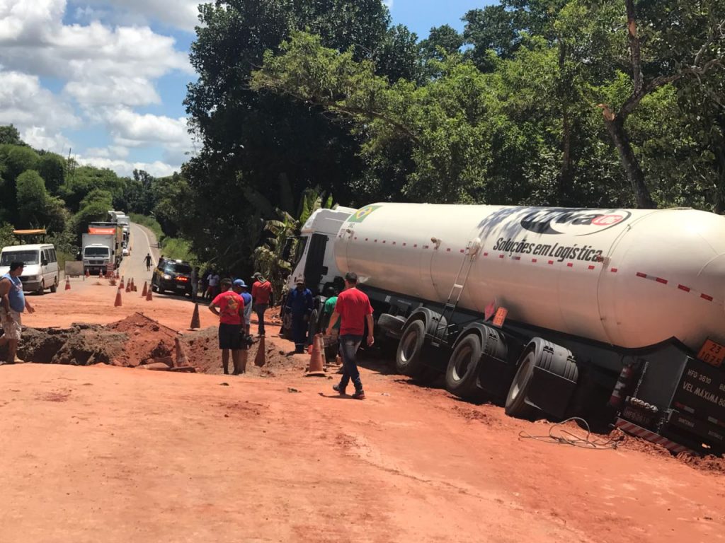 Carreta bloqueia trecho em obras na BR-101 entre Itamaraju e Itabela