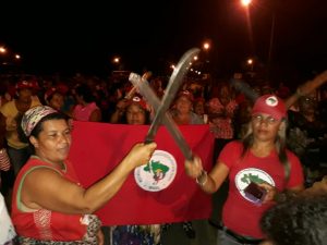 Mulheres do MST ocupam fábrica da Suzano em Mucuri para denunciar crise hídrica
