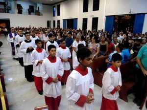 Católicos lotam paróquia na despedida de Padre Edvaldo Santana em Itamaraju