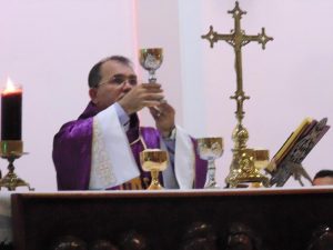 Católicos lotam paróquia na despedida de Padre Edvaldo Santana em Itamaraju
