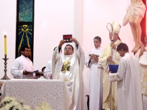 Itamaraju: Bispo preside posse canônica de padre Ronaldo na paróquia de Fátima