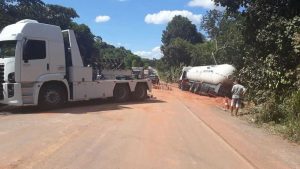 Carreta bloqueia trecho em obras na BR-101 entre Itamaraju e Itabela