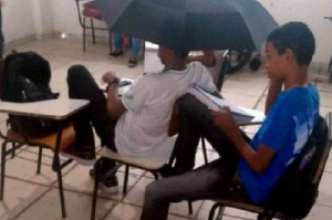 Eunápolis: Alunos assistem aulas de guarda-chuva após temporal atingir colégio