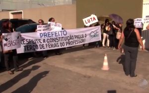 Professores de Itabuna protestam contra atraso no pagamento das férias
