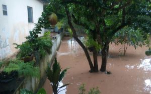 Chuva alaga abrigo de idosos e causa perda de materiais em Itabela