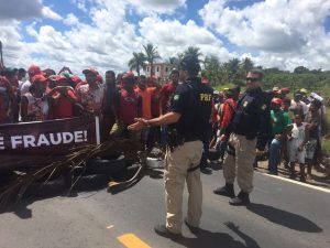 Extremo sul: MST fecha BR-101 em manifestação contra a prisão de Lula