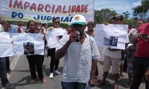 Agricultores fecham BR-367 contra reintegração de posse