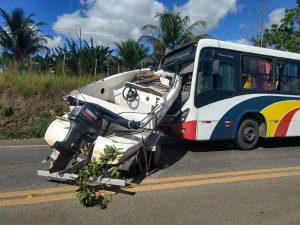 Lancha desprende de carro e atinge ônibus na BR-101