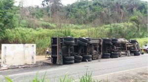 Pedra de granito com 31 toneladas cai na BR-101