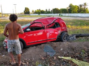 Dois mortos e um ferido em acidente de carro na BR-418