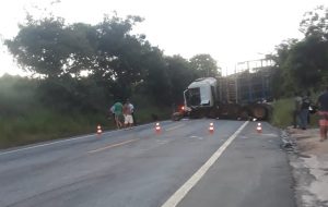 Motorista morre após bater de frente com carreta na BR-418